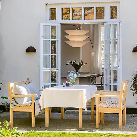 Historic Terraced House In The White Feriehus København